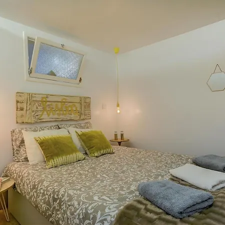 Traditional Apartment With A Terrace, Ac And Fast Internet Lisbon Exterior photo