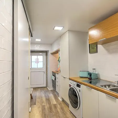 Traditional Apartment With A Terrace, Ac And Fast Internet Lisbon Exterior photo